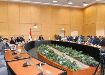 وزير الإسكان يعقد اجتماعا للجنة التنسيقية العليا ويوجه رؤساء المدن الجديدة بالعمل على إجراءات ترشيد استهلاك الطاقة والمياه