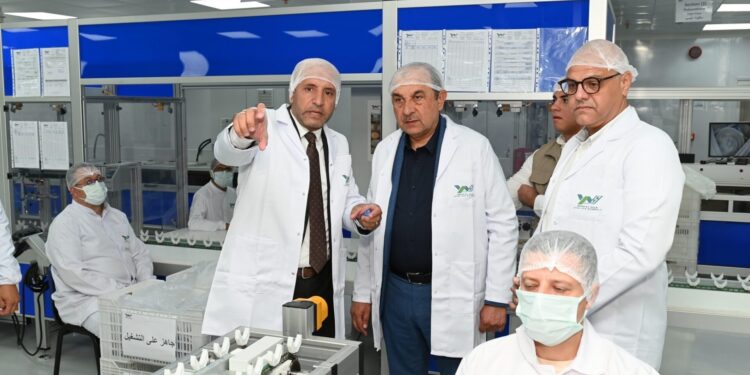 وزير قطاع الأعمال العام يتفقد تطوير مصانع “النصر للكيماويات الدوائية”