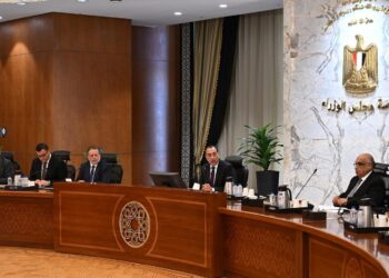 رئيس الوزراء يجتمع مع أعضاء اللجنة الاستشارية للتنمية العمرانية وتصدير العقار