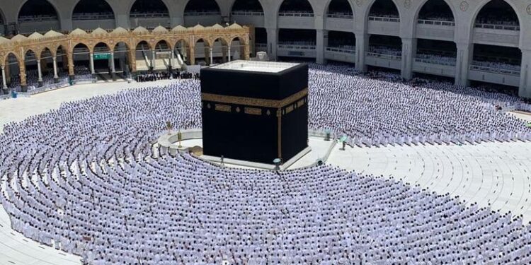 وزير السياحة والآثار يعتمد الضوابط المنظمة لتنفيذ رحلات العمرة لموسم 1447 هـ