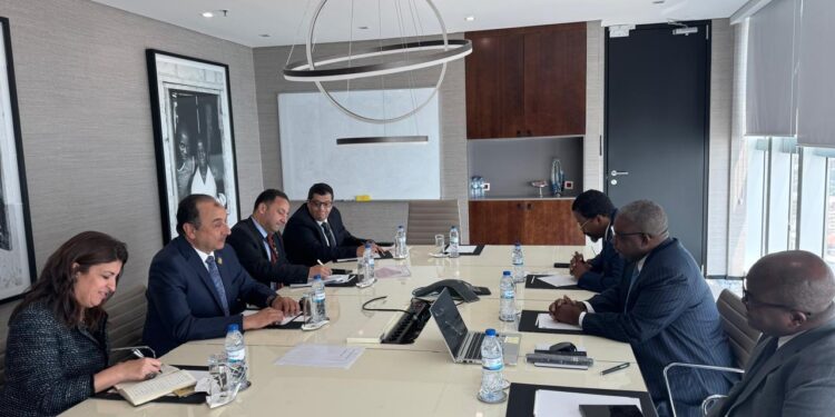 وزير قطاع الأعمال يبحث مع وزيري السياحة والإسكان ورئيس الصندوق السيادي في أنجولا فرص التعاون المشترك