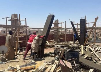 إزالة عدة مخالفات بناء وغلق محال مخالفة بمدينتي بدر والشروق بالتعاون مع الشرطةاحية