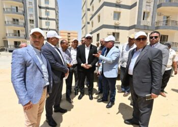 وزير الإسكان يتفقد أعمال تطوير المحاور والطرق الرئيسية ومشروعا سكنيا ومحطة صرف صحي بمدينة بدر