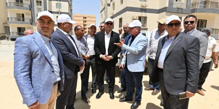 وزير الإسكان يتفقد أعمال تطوير المحاور والطرق الرئيسية ومشروعا سكنيا ومحطة صرف صحي بمدينة بدر