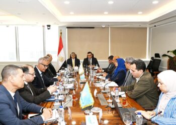 وزير الإسكان ومحافظ الجيزة يتابعان ملفات العمل المشتركة بمشروعات مياه الشرب والصرف الصحي والإسكان والطرق بنطاق المحافظة