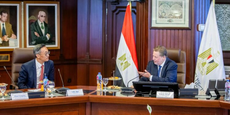 محافظ البنك المركزي يلتقي رئيس البنك الصناعي والتجاري الصيني لبحث التعاون المشترك