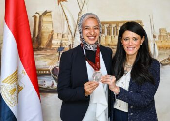 وزيرة التخطيط تُكرم لاعبة مصر بعد فوز منتخب السيدات بالميدالية البرونزية لأول بطولة أفريقية لـ «كرة القدم الأمريكية للعلم»