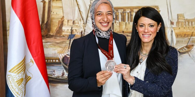 وزيرة التخطيط تُكرم لاعبة مصر بعد فوز منتخب السيدات بالميدالية البرونزية لأول بطولة أفريقية لـ «كرة القدم الأمريكية للعلم»