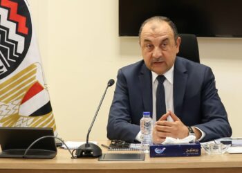 وزير قطاع الأعمال يجتمع برؤساء الشركات القابضة لمتابعة مشروعات التطوير والشراكة والاستثمار