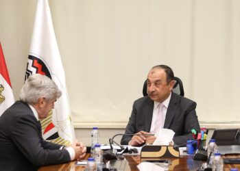 وزير قطاع الأعمال يبحث مع الرئيس التنفيذي لمجموعة “ماير تكنيمونت” الإيطالية تطورات مشروع حامض النيتريك