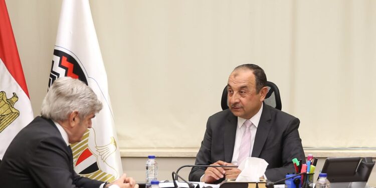 وزير قطاع الأعمال يبحث مع الرئيس التنفيذي لمجموعة “ماير تكنيمونت” الإيطالية تطورات مشروع حامض النيتريك