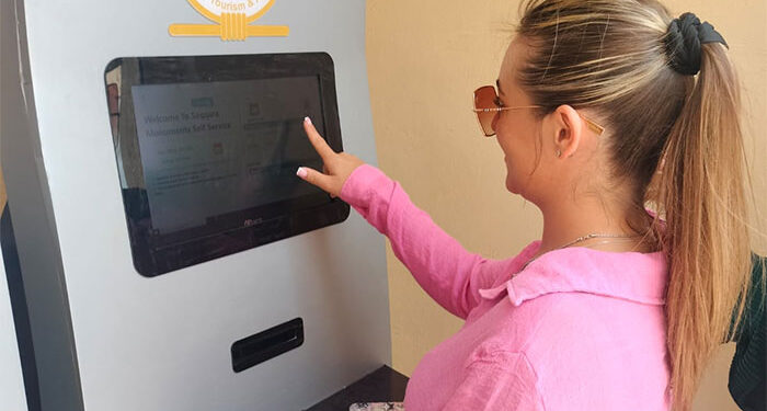 تشغيل ماكينات الخدمة الذاتية لشراء تذاكر زيارة منطقة سقارة الأثرية