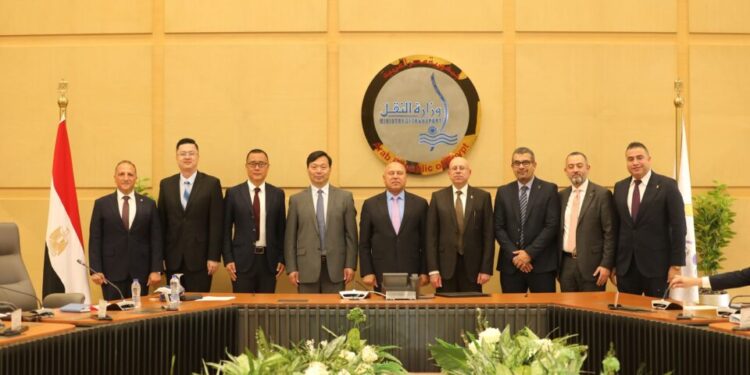 وزير الصناعة والنقل يشهد توقيع عقد بناء سفينتين جديدتين من سفن الصب الجاف العملاقة من طراز KAMSARMAX