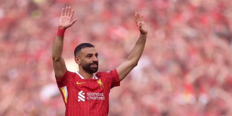 محمد صلاح يتفوق على لامين يامال في سباق التتويج بجائزة الكرة الذهبية