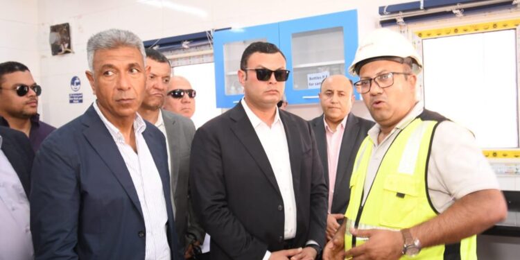 وزير الإسكان ومحافظ القليوبية يتفقدان محطة مياه نوب طحا ومحطة معالجة صرف صحي القشيش بمركز شبين القناطر