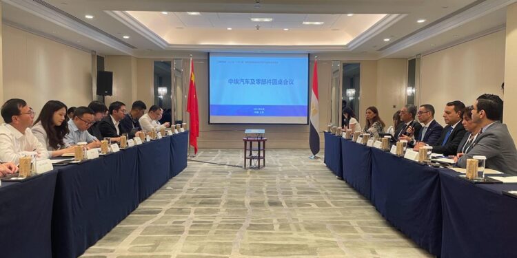 وزير الاستثمار والتجارة الخارجية يشارك بفعاليات المائدة المستديرة لقطاع السيارات