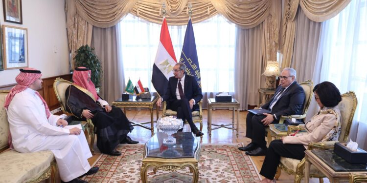 وزير الاتصالات يبحث مع سفير السعودية فتح آفاق جديدة للتعاون فى التكنولوجيا