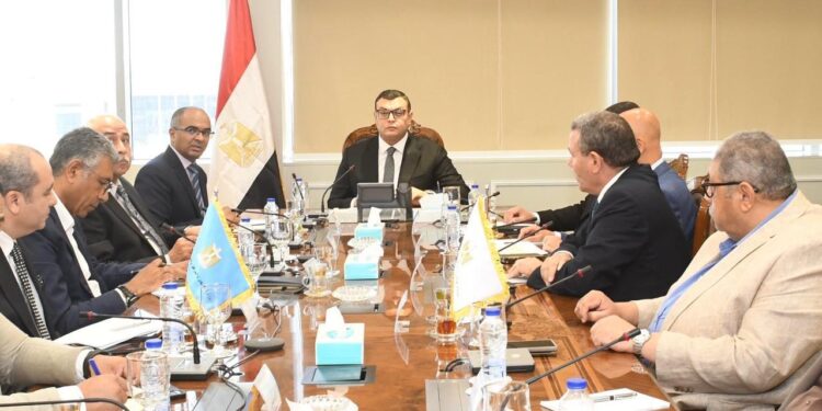 وزير الإسكان يتابع موقف محطات تحلية مياه البحر بالساحل الشمالي الغربي وموقف مشروع إعادة تأهيل ورفع كفاءة محطة المعالجة بالروبيكي