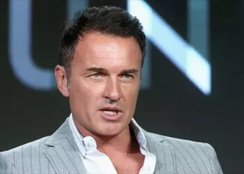 وفاة الممثل الأسترالي جوليان مكمان عن 56 عاما بعد صراع مع السرطان