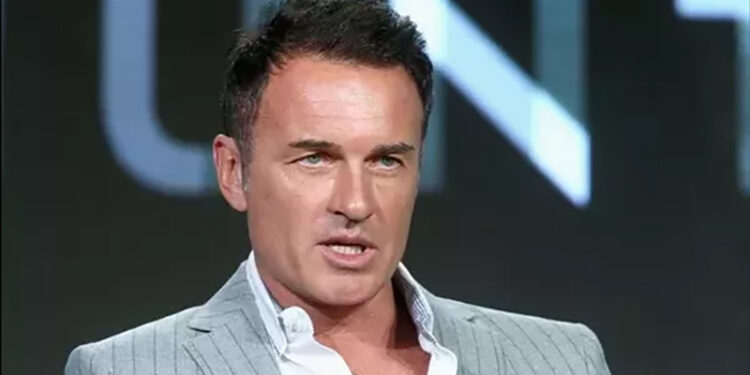 وفاة الممثل الأسترالي جوليان مكمان عن 56 عاما بعد صراع مع السرطان