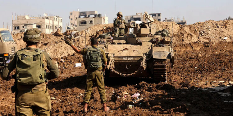 إعلام إسرائيلي: إصابة 4 جنود بجروح خطيرة في انفجار عبوة ناسفة استهدفت دبابة بقطاع غزة