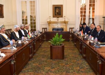 وزير الخارجية والهجرة يستقبل نظيره العُماني ويترأسان أعمال اللجنة المشتركة بالقاهرة