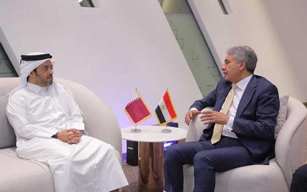 وزير السياحة والآثار يستقبل رئيس هيئة قطر للسياحة لبحث سبل تعزيز التعاون السياحي بين البلدين
