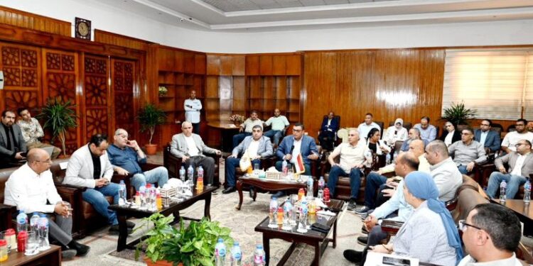 وزير الإسكان يعقد اجتماعًا بمقر جهاز “مدينة 6 أكتوبر ” لمتابعة سير العمل بمدن أكتوبر والشيخ زايد