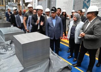 كامل الوزير يتفقد 3 مصانع متخصصة فى الصناعات الغذائية والمعدنية ومواد البناء