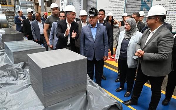 كامل الوزير يتفقد 3 مصانع متخصصة فى الصناعات الغذائية والمعدنية ومواد البناء