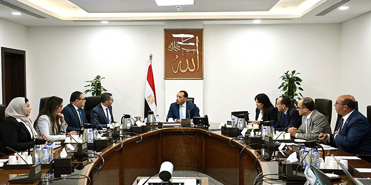 رئيس الوزراء يتابع مع وزير الاستثمار جهود تطوير منظومة الإفراج الجمركي