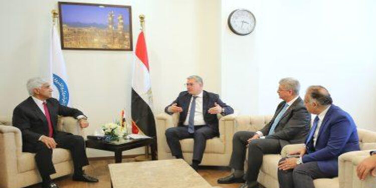 وزير البترول يلتقي رئيس مجلس إدارة الشركة العالمية لصناعة المواسير