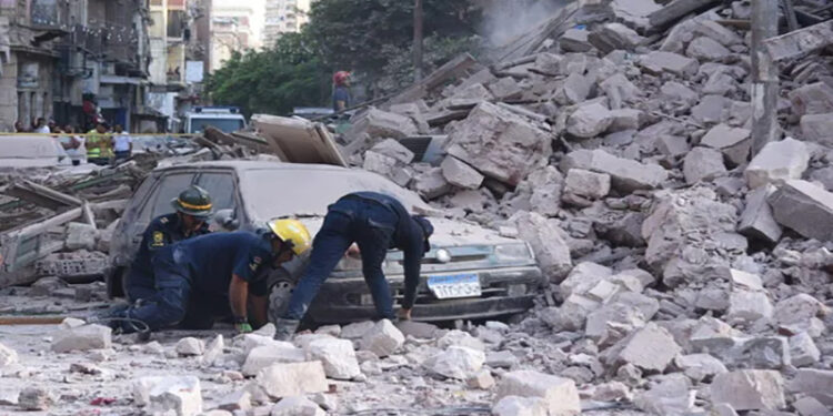 مصرع وإصابة 6 أشخاص في انهيار عقار بالعطارين وسط الإسكندرية