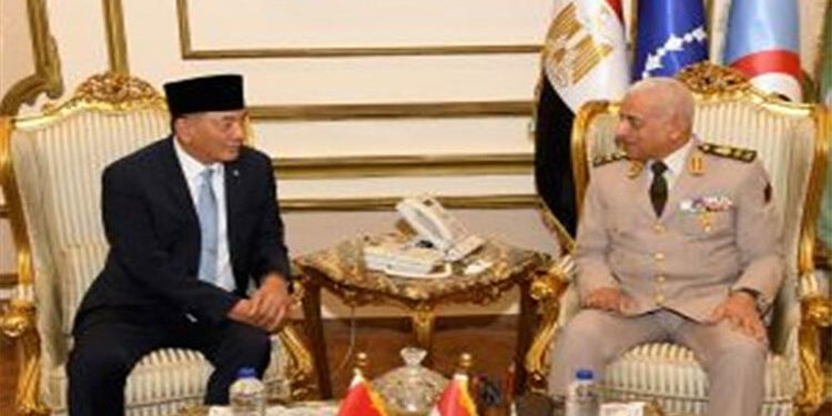 الفريق أول عبدالمجيد صقر يلتقى وزير الدفاع الإندونيسى