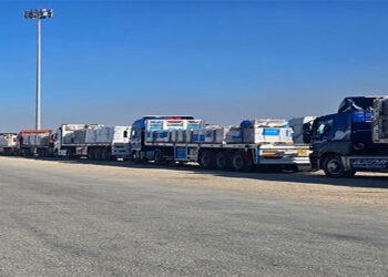 جار إدخال 180 شاحنة مساعدات لغزة بينها 137 شاحنة دقيق