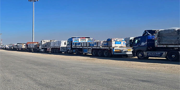 جار إدخال 180 شاحنة مساعدات لغزة بينها 137 شاحنة دقيق