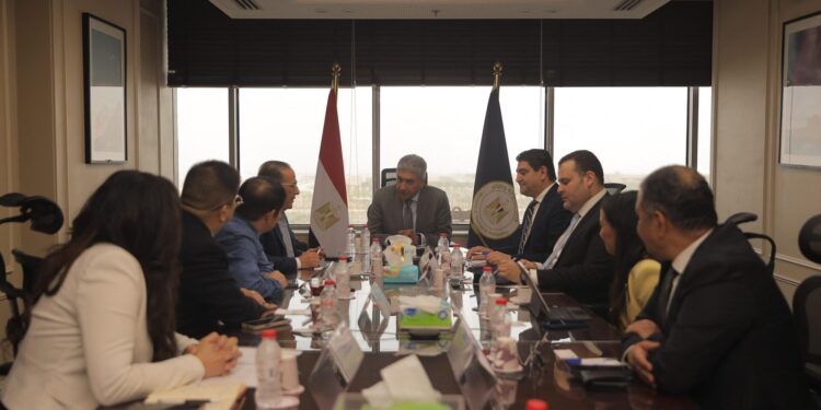 وزير السياحة يبحث مع أحد الشركات الصينية الرائدة في مجال البواخر السياحية سبل تطوير منتج السياحة النيلية في مصر
