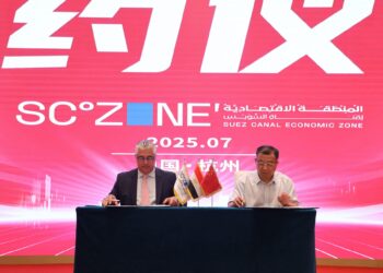 رئيس اقتصادية قناة السويس يوقع 3 عقود صناعية جديدة مع شركات صينية في قطاع الملابس والمنسوجات