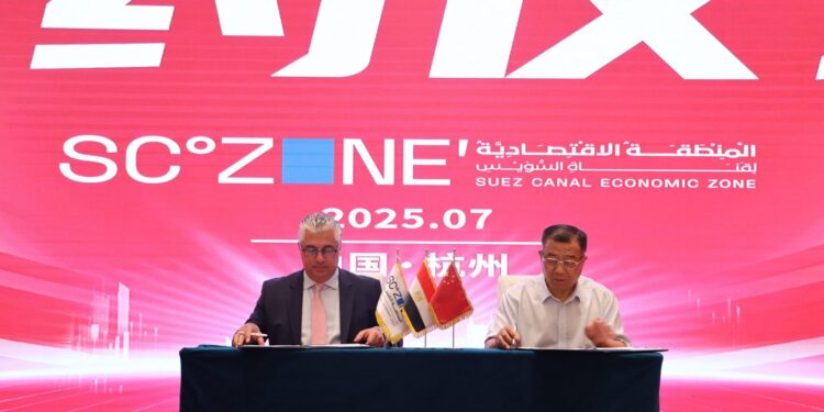 رئيس اقتصادية قناة السويس يوقع 3 عقود صناعية جديدة مع شركات صينية في قطاع الملابس والمنسوجات