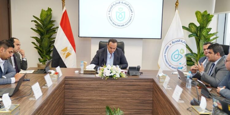 رئيس هيئة الرعاية الصحية يعقد اجتماعًا موسعًا مع الإدارة التنفيذية