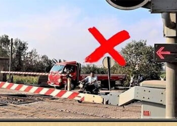 النقل تناشد المواطنين المشاركة في التوعية بضروة  الالتزام بعدم  اقتحام المزلقان او السير عكس الاتجاه