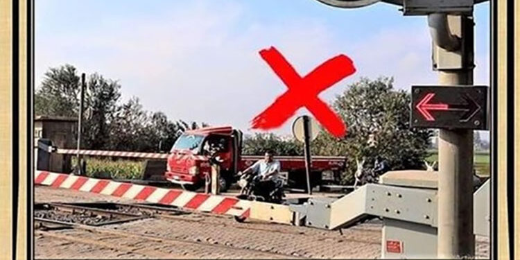 النقل تناشد المواطنين المشاركة في التوعية بضروة الالتزام بعدم اقتحام المزلقان او السير عكس الاتجاه