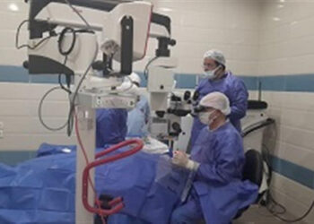 الصحة: خبير مصري عالمي في علاج الجلوكوما يجري 6 جراحات دقيقة «مجانا» بمستشفى عيون دمنهور