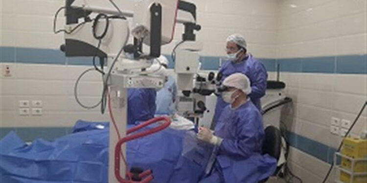 الصحة: خبير مصري عالمي في علاج الجلوكوما يجري 6 جراحات دقيقة «مجانا» بمستشفى عيون دمنهور
