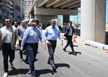 رئيس الوزراء يتفقد أعمال تطوير محور “محمد نجيب” وتوسعة كورنيش الإسكندرية