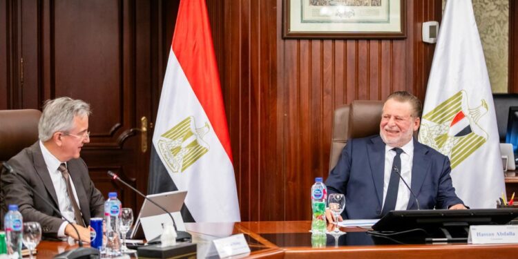 محافظ البنك المركزي المصري يستقبل وفدًا من البنك الأوروبي لإعادة الإعمار والتنمية لبحث أوجه التعاون المشترك
