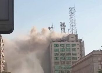حريق سنترال رمسيس يشل خدمات الاتصالات في مصر.. ذعر بالشارع وتعطل الإنترنت والتطبيقات المالية