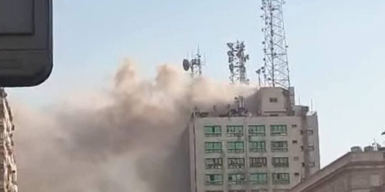 حريق سنترال رمسيس يشل خدمات الاتصالات في مصر.. ذعر بالشارع وتعطل الإنترنت والتطبيقات المالية