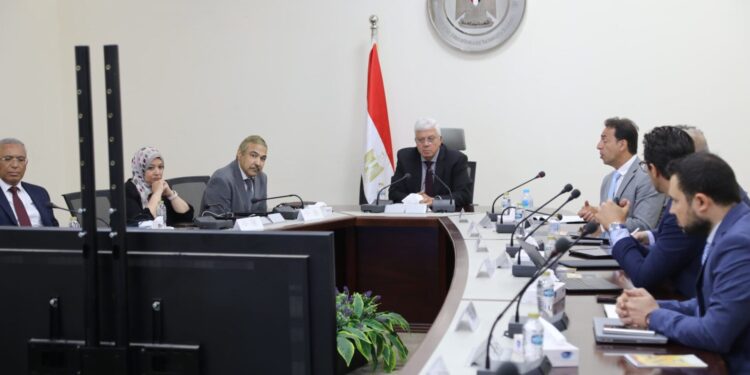 وزير التعليم العالي يعقد اجتماعًا مع ممثلي مؤسسة كلاريفيت لتعزيز التعاون المشترك