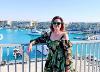 إلهام شاهين تتألق بإطلالة ملفتة في الساحل